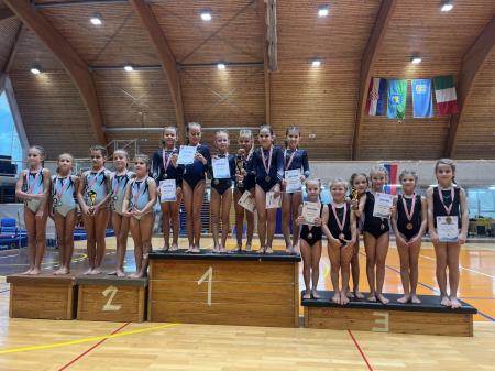 Gimnastičarke ŠD Stoja se iz Umaga vračajo  1kolajnami in kar tremi pokali!